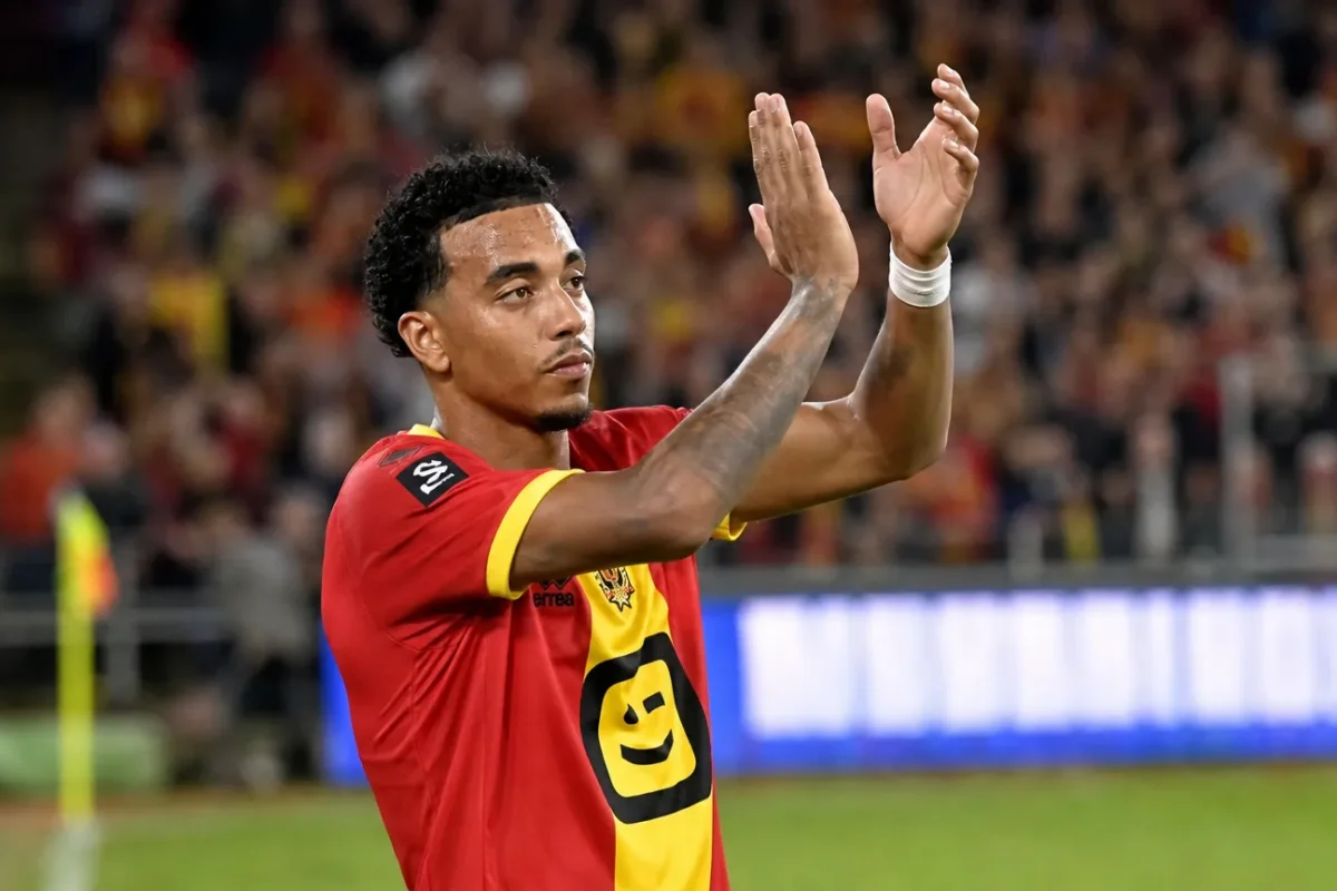 Myron van Brederode applaudisseert de supporters van KV Mechelen na een wedstrijd.