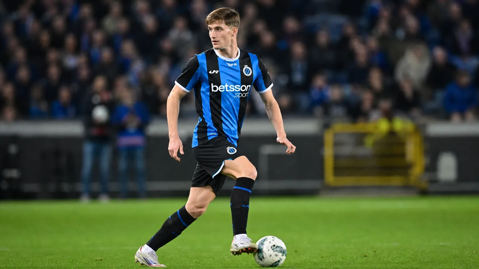 Freddie Potts van Club Brugge kijkt tijdens een wedstrijd naar een afspeelmogelijkheid.