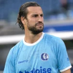 Christian Burgess in het tenue van KAA Gent tijdens een geconcentreerd moment op het veld.