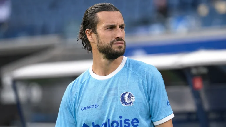 Christian Burgess in het tenue van KAA Gent tijdens een geconcentreerd moment op het veld.