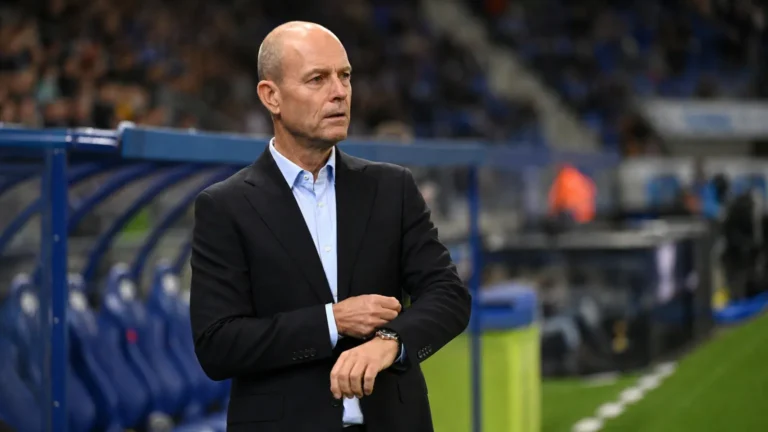 Jess Thorup staat geconcentreerd langs de zijlijn van KRC Genk voor een wedstrijd.