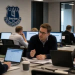 Clubmedewerkers in de communicatieruimte van Everton tijdens Deadline Day.