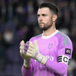 Colin Coosemans van Anderlecht staat na de wedstrijd op het veld.