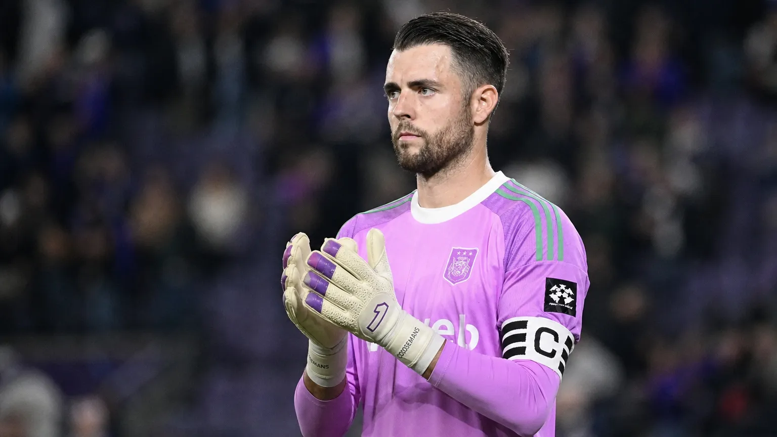 Colin Coosemans van Anderlecht staat na de wedstrijd op het veld.