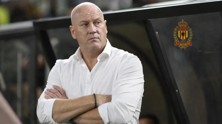 Frederik Vanderbiest staat na de wedstrijd langs de zijlijn van een voetbalstadion.