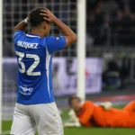Luis Vazquez reageert met de handen aan het hoofd vlak voor het doel, naast een doelman in oranje.