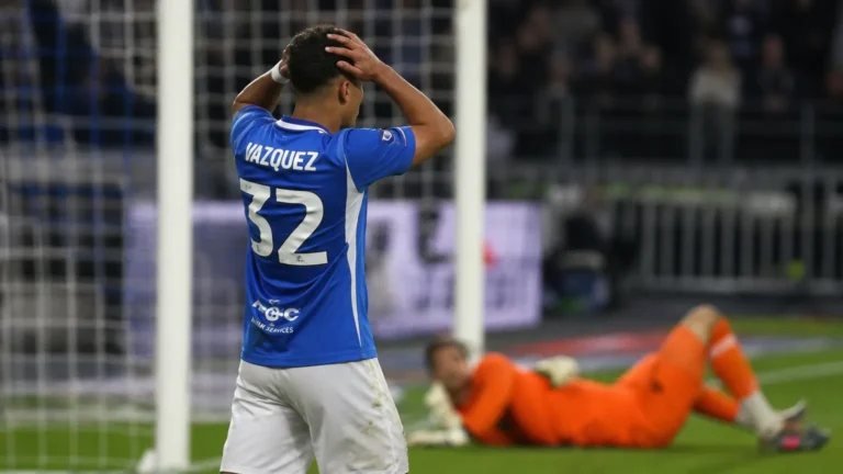 Luis Vazquez reageert met de handen aan het hoofd vlak voor het doel, naast een doelman in oranje.