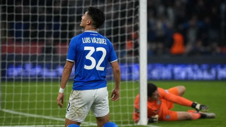 Luis Vazquez reageert bij het doel na een gemiste kans.