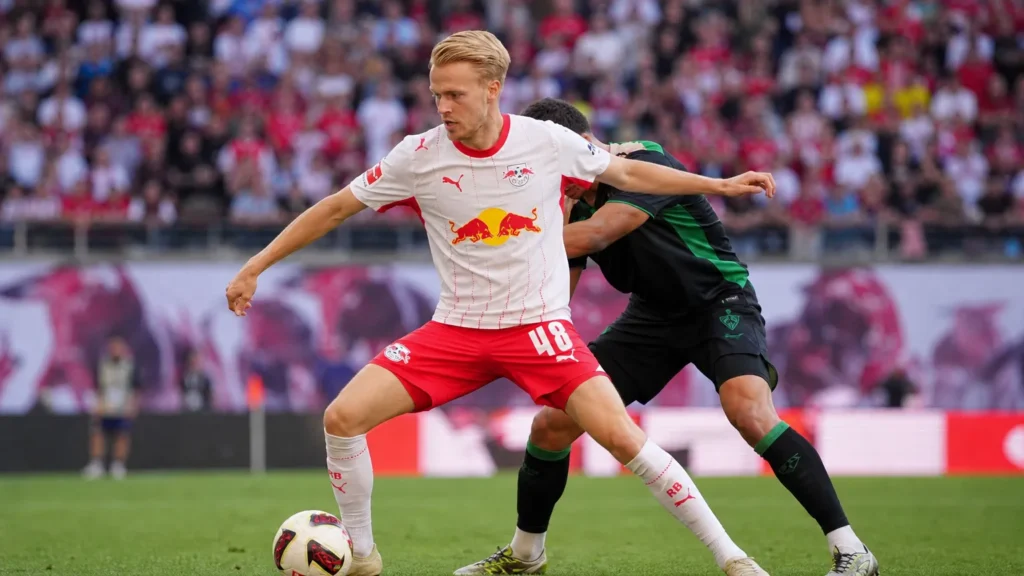 Arthur Vermeeren in het tenue van RB Leipzig tijdens een duel op het veld.