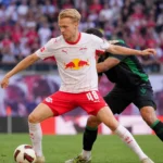 Arthur Vermeeren in het tenue van RB Leipzig tijdens een duel op het veld.