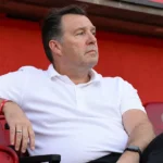 Marc Wilmots kijkt aandachtig toe vanuit de tribune van Standard.