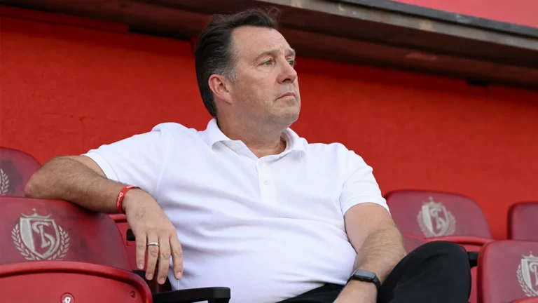 Marc Wilmots kijkt aandachtig toe vanuit de tribune van Standard.