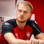 Arthur Vermeeren spreekt aan een tafel tijdens een persmoment van Royal Antwerp FC.