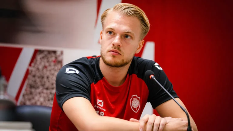 Arthur Vermeeren spreekt aan een tafel tijdens een persmoment van Royal Antwerp FC.