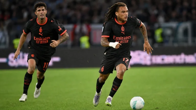 Diego Moreira van AC Milan in actie tijdens een Serie A-wedstrijd.