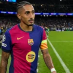 Raphinha loopt na een Champions League-wedstrijd langs de zijlijn.