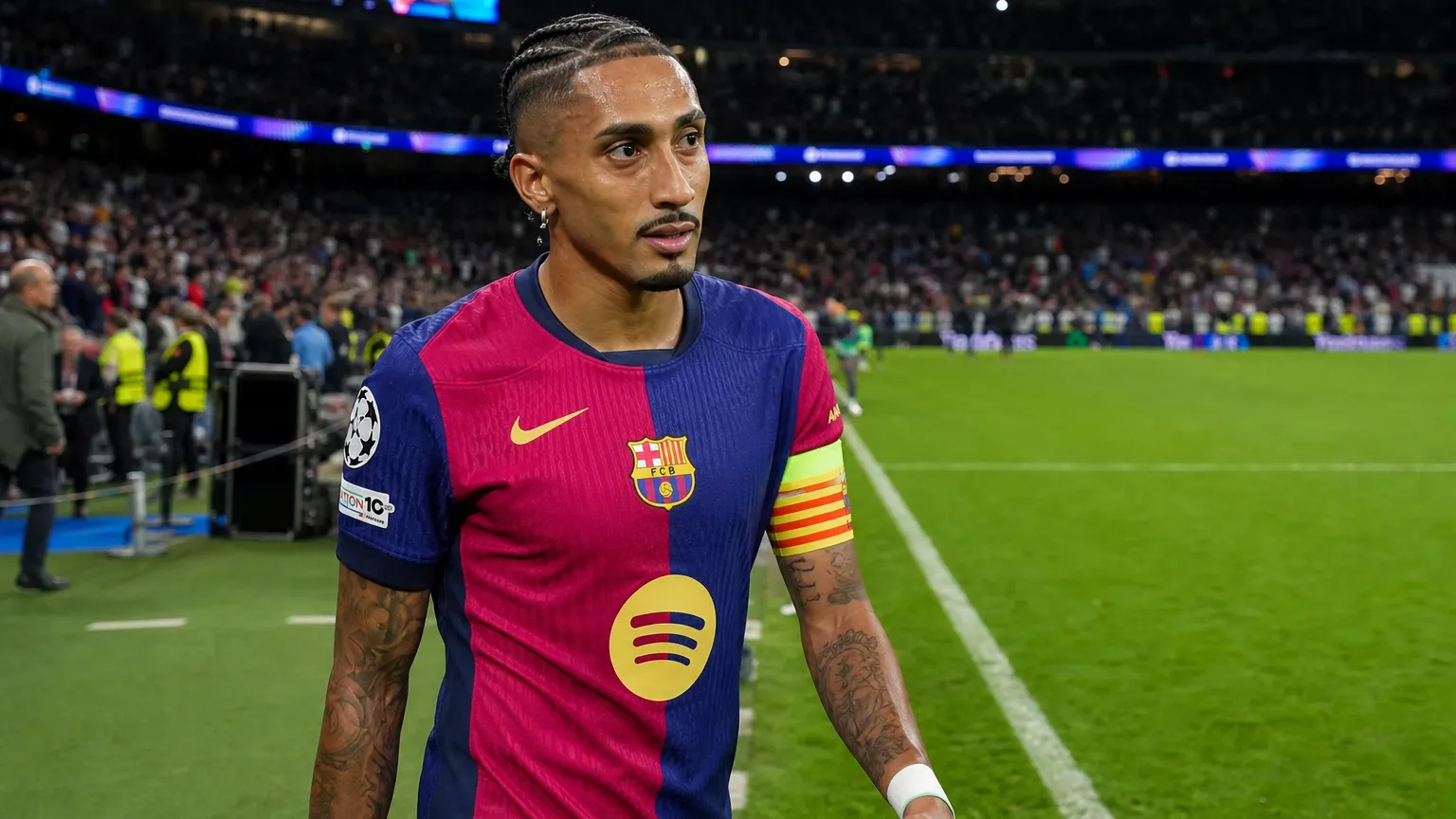Raphinha loopt na een Champions League-wedstrijd langs de zijlijn.