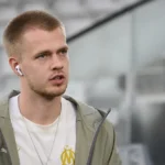Arthur Vermeeren tijdens een rustig interviewmoment in een stadionomgeving.