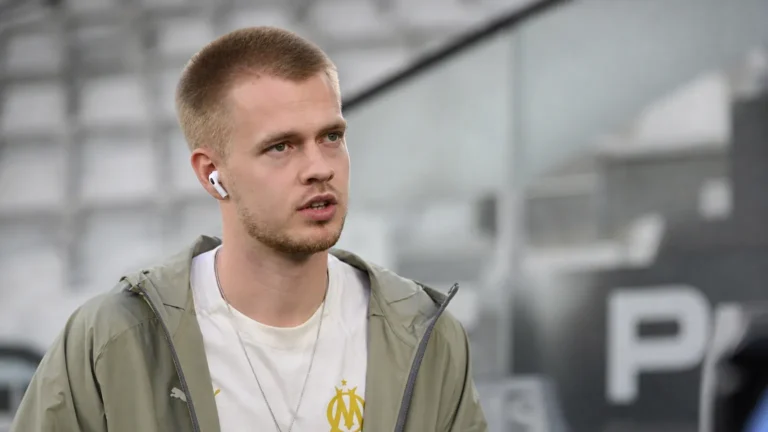 Arthur Vermeeren tijdens een rustig interviewmoment in een stadionomgeving.