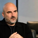 Antoine Sibierski tijdens een interview in een rustige clubmediaomgeving.