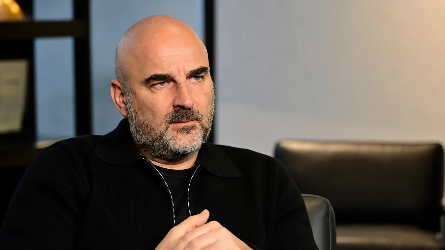 Antoine Sibierski tijdens een interview in een rustige clubmediaomgeving.