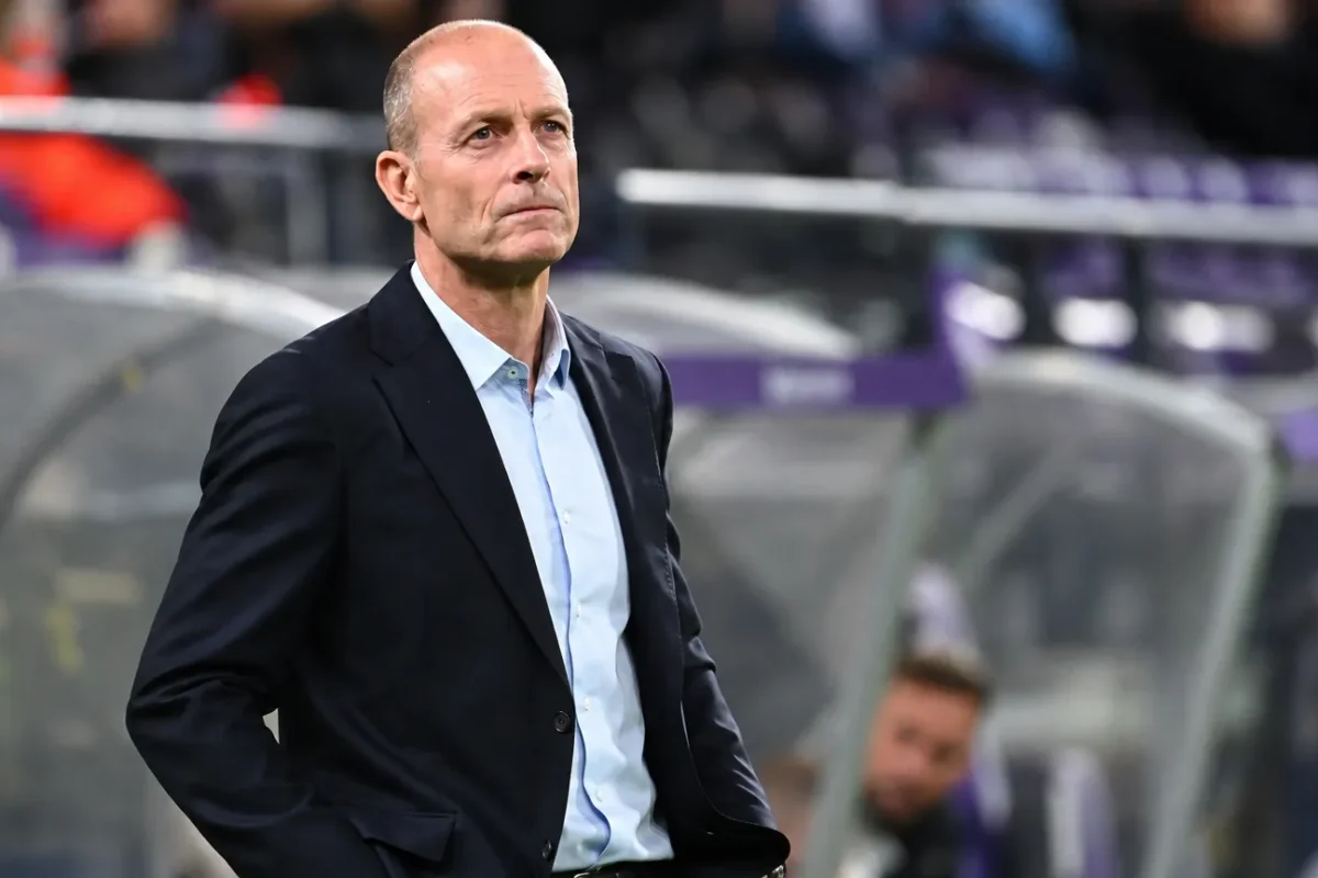 Jess Thorup applaudisseert langs de zijlijn in een stadion.