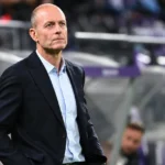 Jess Thorup applaudisseert langs de zijlijn in een stadion.