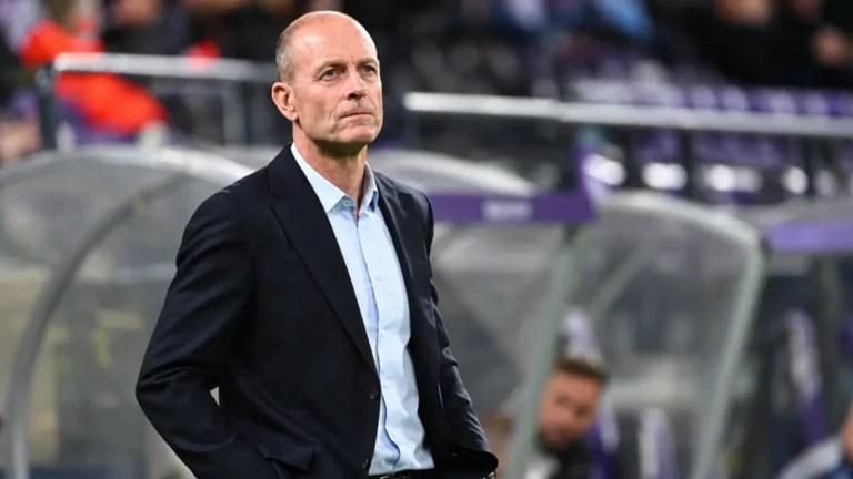 Jess Thorup applaudisseert langs de zijlijn in een stadion.