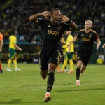 Ajax-spelers vieren een doelpunt tijdens een wedstrijd tegen Fortuna Sittard.