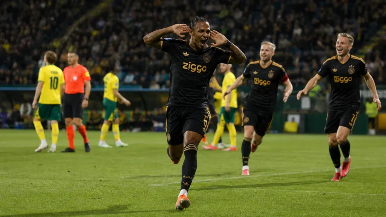 Ajax-spelers vieren een doelpunt tijdens een wedstrijd tegen Fortuna Sittard.