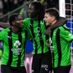 Spelers van Cercle Brugge vieren samen een doelpunt op het veld.