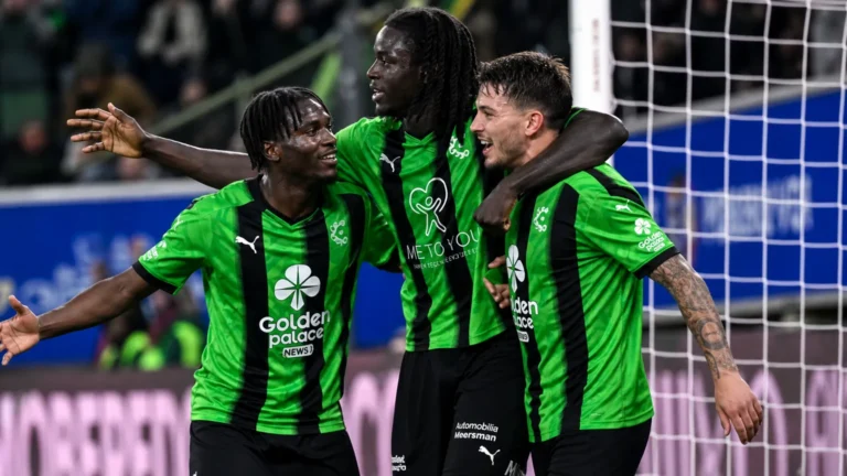 Spelers van Cercle Brugge vieren samen een doelpunt op het veld.