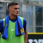 Aleksandar Stankovic tijdens een opwarming aan de zijlijn in Inter-kleding.