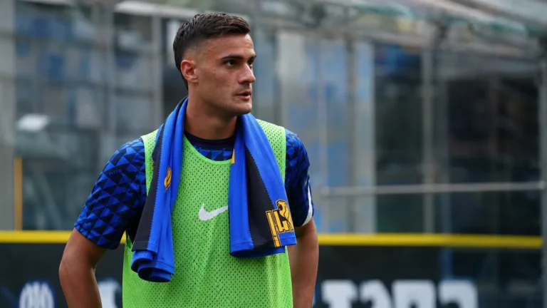 Aleksandar Stankovic tijdens een opwarming aan de zijlijn in Inter-kleding.