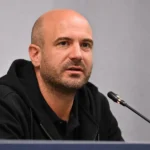 Een STVV-coach spreekt na de wedstrijd op een persmoment.