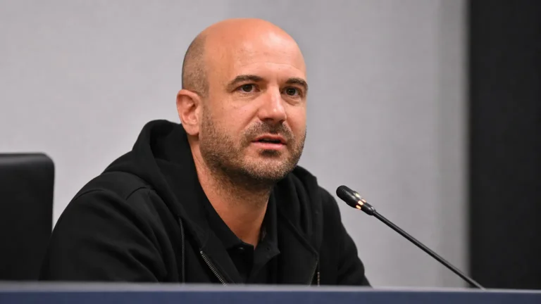 Een STVV-coach spreekt na de wedstrijd op een persmoment.