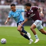 Twee voetballers van Aston Villa en Nottingham Forest in duel om de bal.