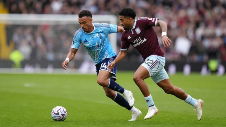 Twee voetballers van Aston Villa en Nottingham Forest in duel om de bal.