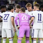 Anderlecht-spelers vormen een hechte kring op het veld voor de wedstrijd.