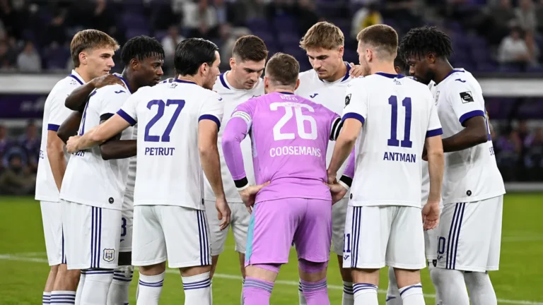Anderlecht-spelers vormen een hechte kring op het veld voor de wedstrijd.