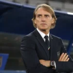 Roberto Mancini in pak aan de rand van een Italiaans stadion.