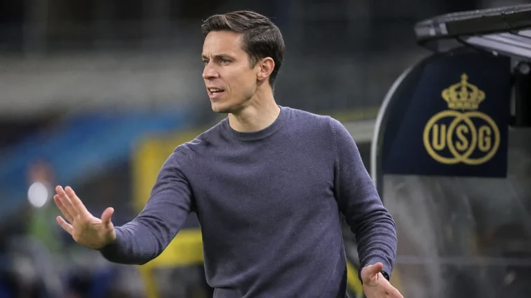David Hubert staat na een wedstrijd langs de zijlijn bij de technische zone van Union SG.