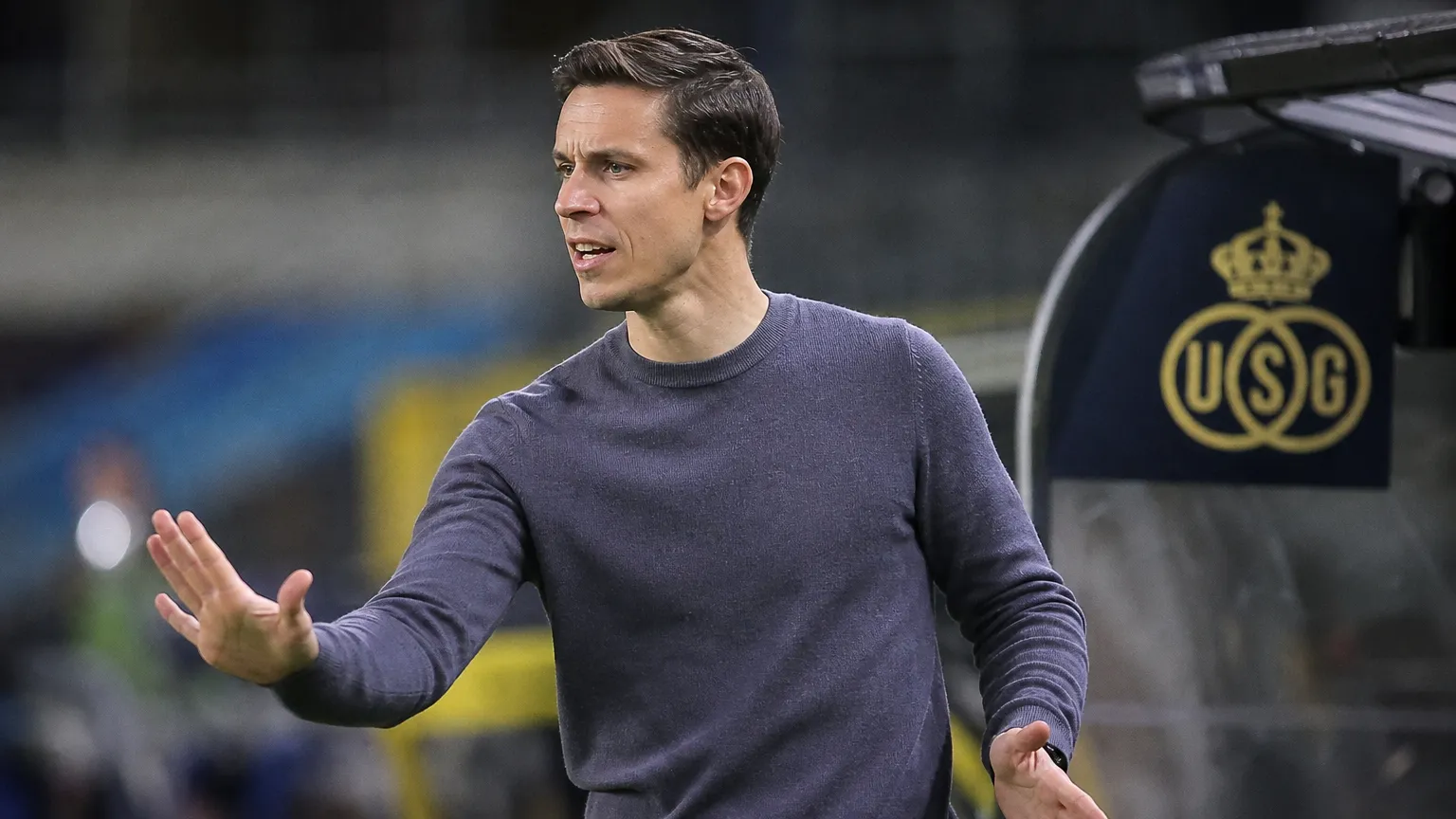 David Hubert staat na een wedstrijd langs de zijlijn bij de technische zone van Union SG.