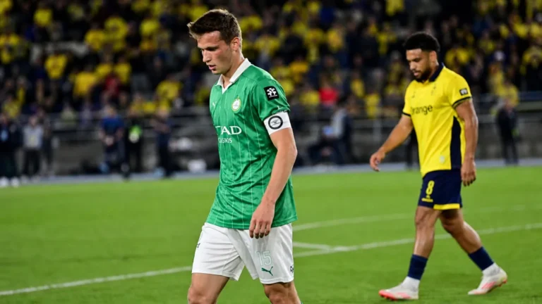 Lucas Schoofs in het groene Lommel-tenue op het veld van het Dudenpark na de wedstrijd.
