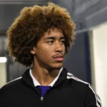 Joshua Nga Kana kort na een wedstrijd in een stadionomgeving.