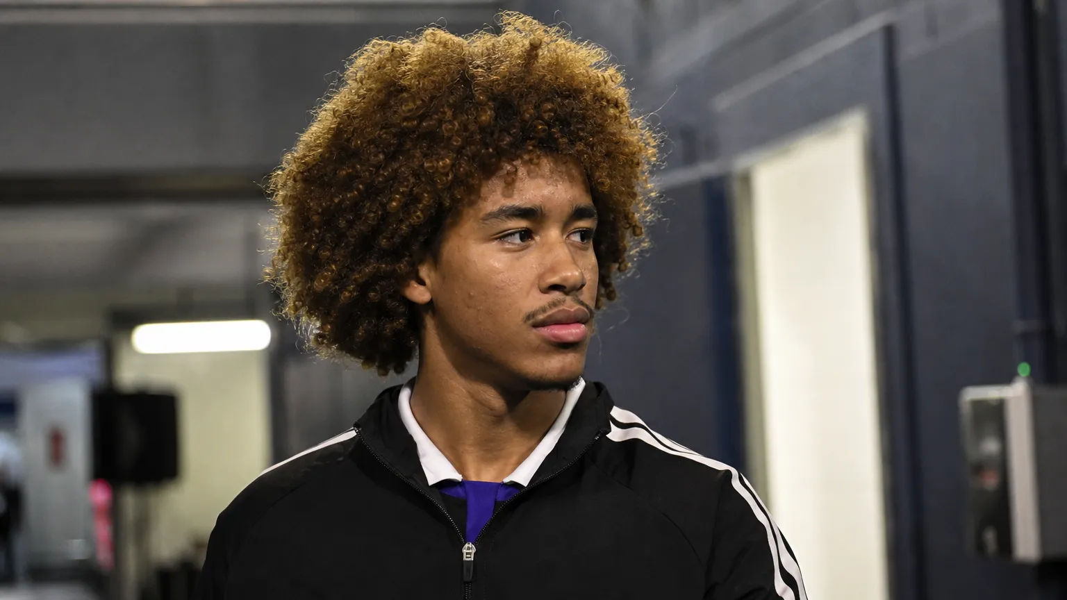 Joshua Nga Kana kort na een wedstrijd in een stadionomgeving.