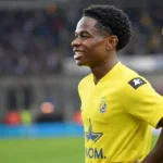 Chris Lokesa in geel tenue op het veld na een wedstrijd.