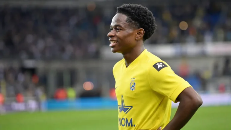 Chris Lokesa in geel tenue op het veld na een wedstrijd.