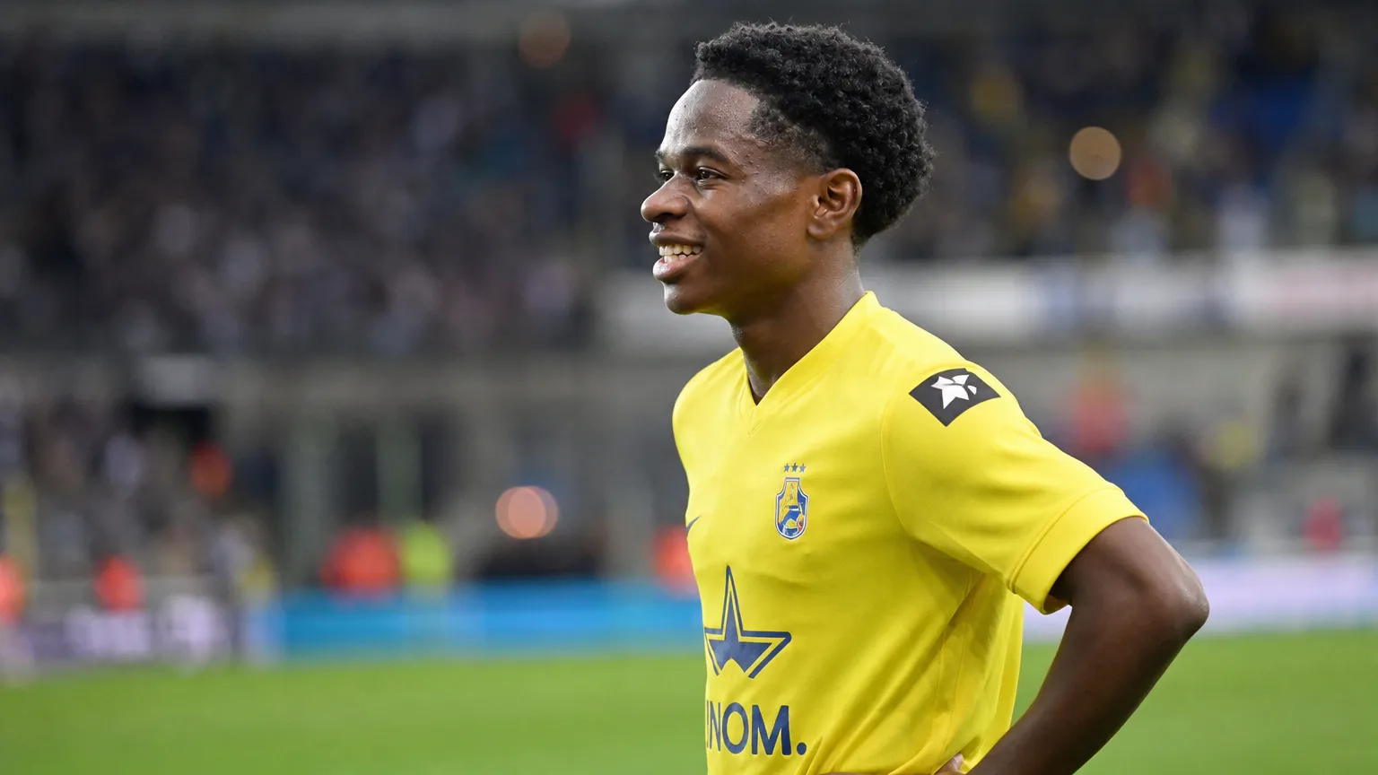 Chris Lokesa in geel tenue op het veld na een wedstrijd.