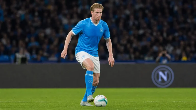Kevin De Bruyne in het tenue van Napoli tijdens een wedstrijdmoment.